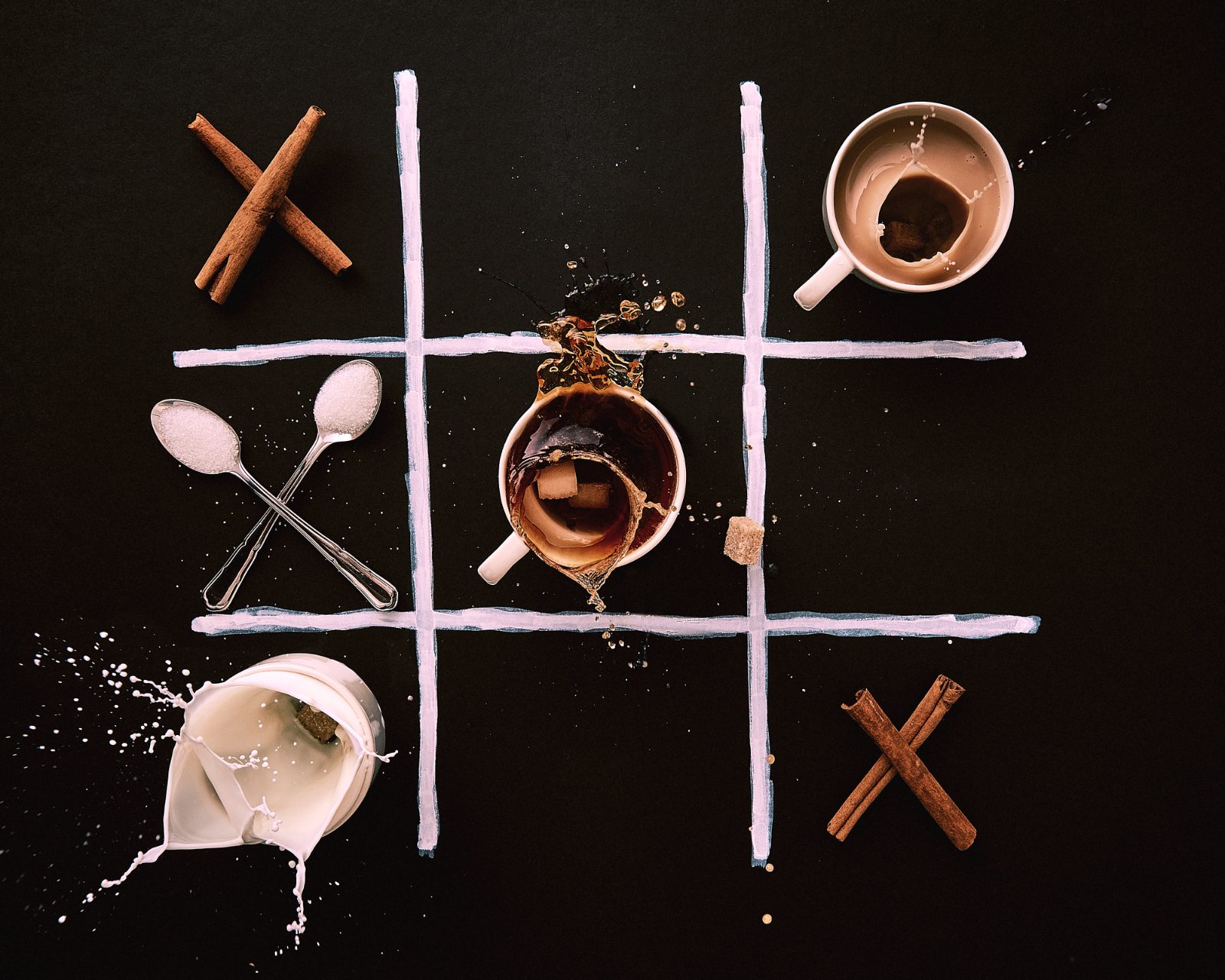 Tic-tac-toe played with coffee, spoons and cinnamon — method out of everyday material